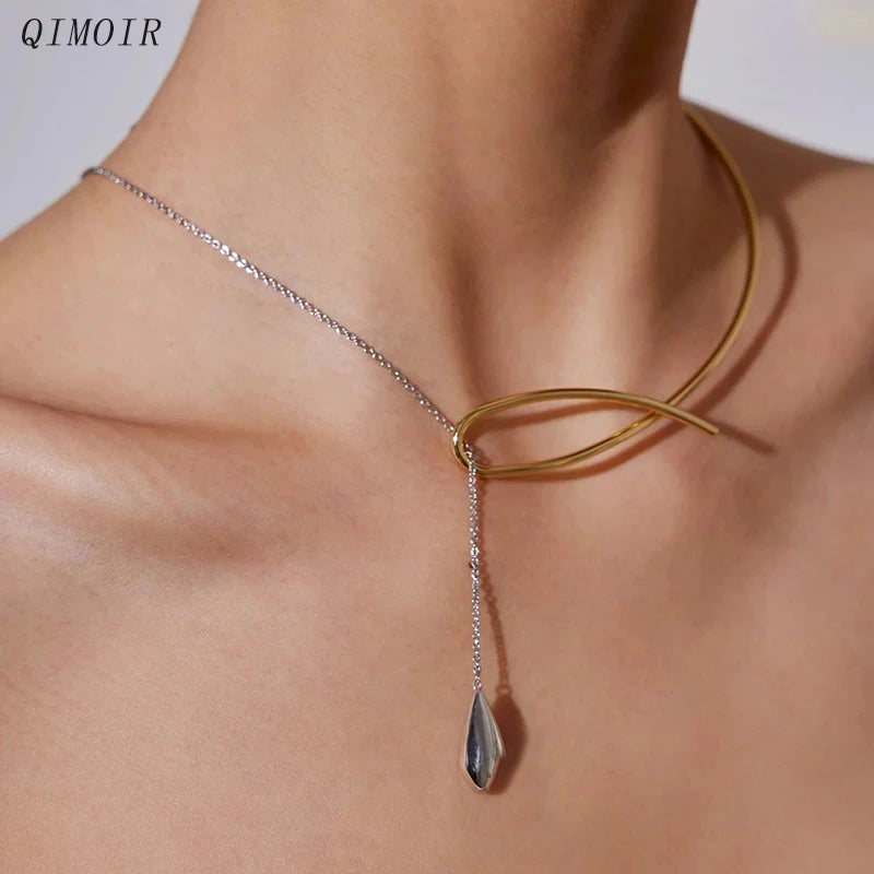 Collier avec pendentif en fil métallique bicolore pour femme