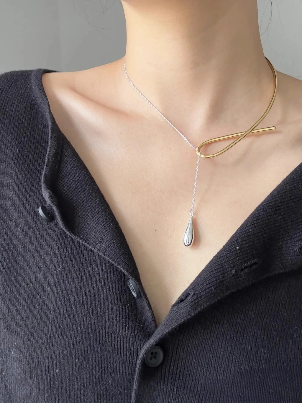 Collier avec pendentif en fil métallique bicolore pour femme