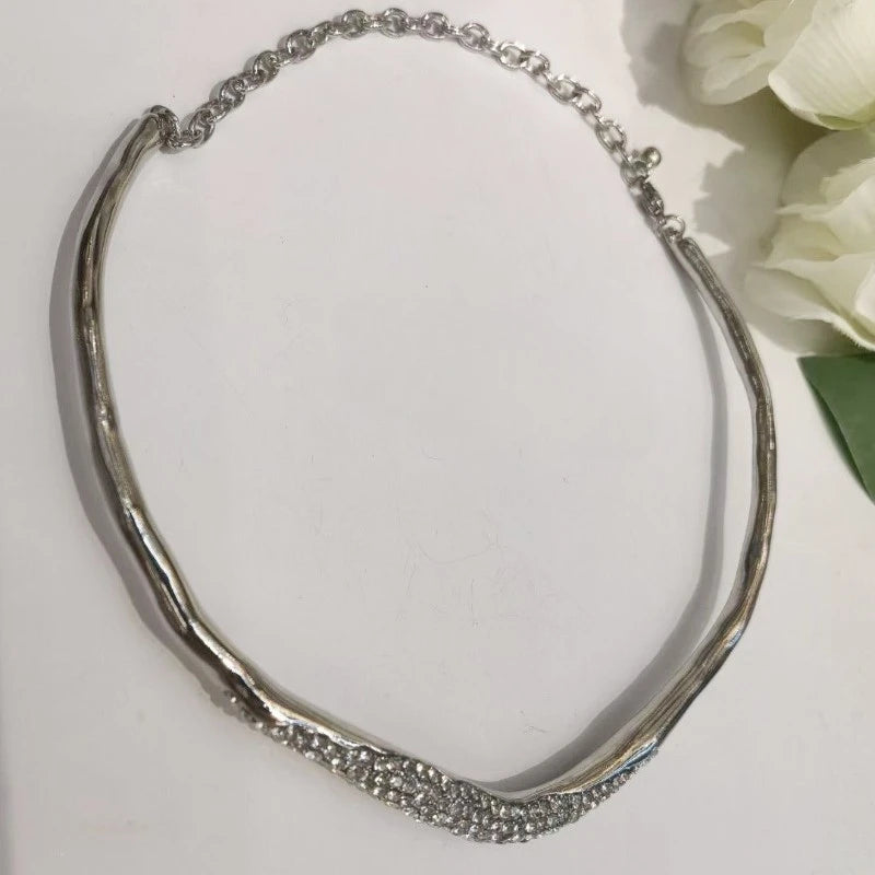 collier en verre et métal