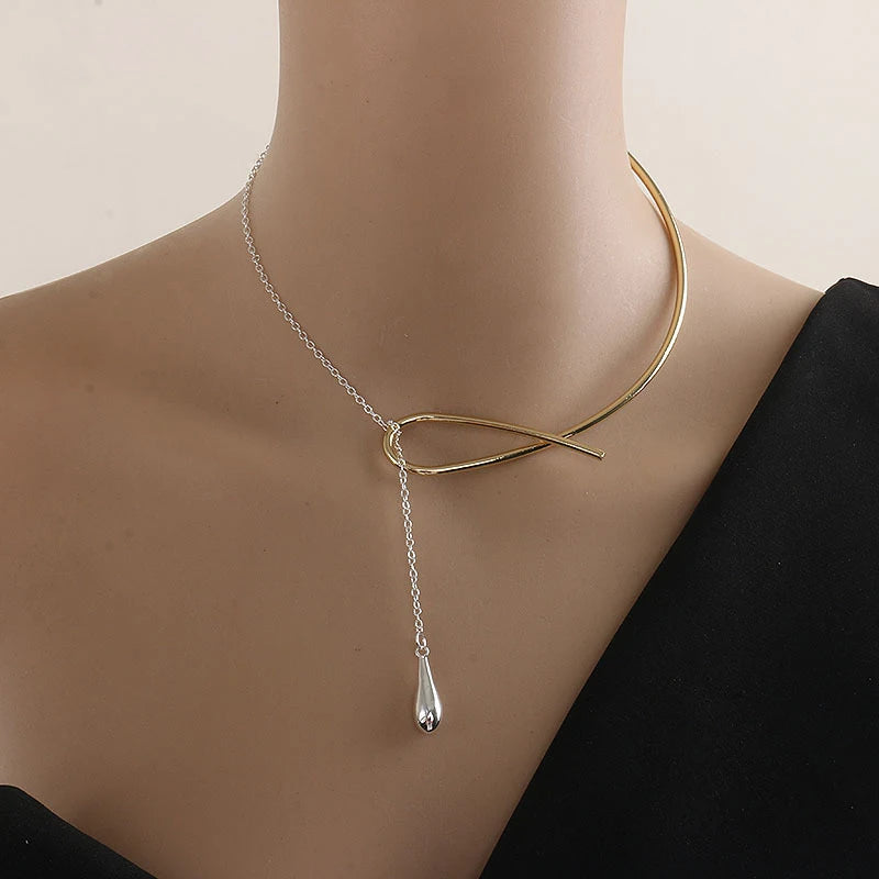 Collier avec pendentif en fil métallique bicolore pour femme